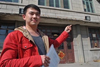 邵凱介紹著曾經工作過的老村部。