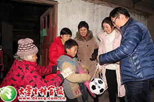 為徐先河送上足球、書包、學習用品-(1).gif