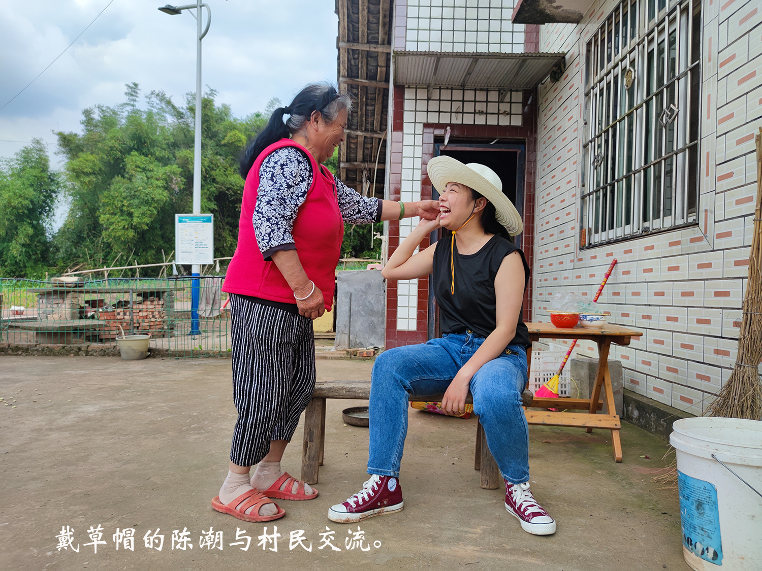 板凳會第二期配圖(戴草帽的陳潮與村民交流。2.jpg